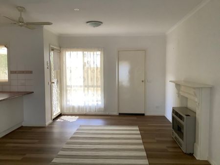 Spacious Central Townhouse - Photo 2