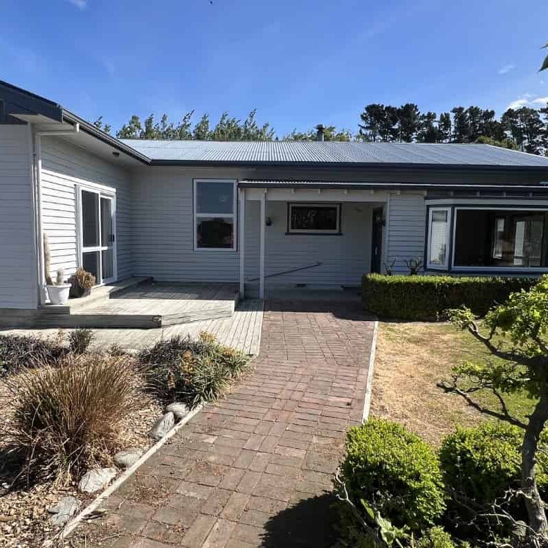 Country Home 4 Bed + Office - Photo 1