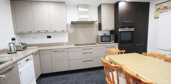 1 bedroom in a house share to rent - Photo 2