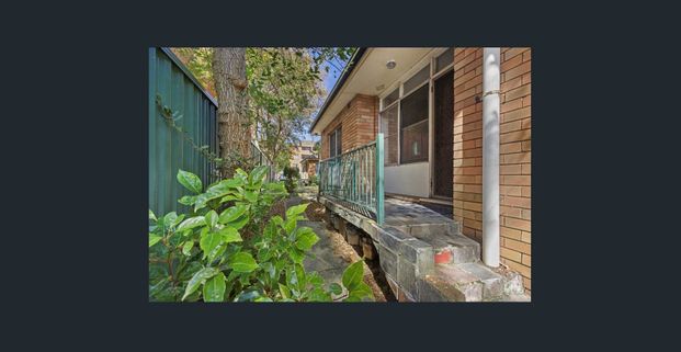 COSY 2 BEDROOM GROUND FLOOR UNIT - Photo 1