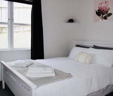 Sunny and Spacious 3/4-Bedroom, 2-Bathroom Home fo - Photo 5