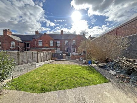 2 bedroom Terraced House to rent - Photo 2