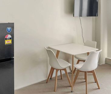 Modern 2 bedroom furnished apartment with Harbour bridge views! - Photo 2