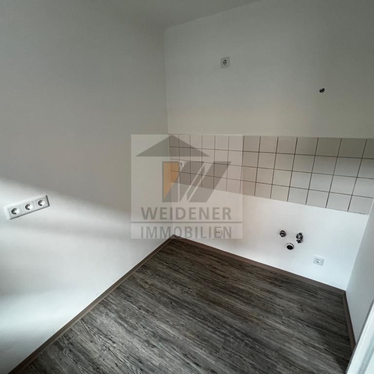 Idyllisch wohnen im Zentrum von Weida. 2 Raum 2. OG-Wohnung mit Balkon. Bad mit Wanne. - Photo 1