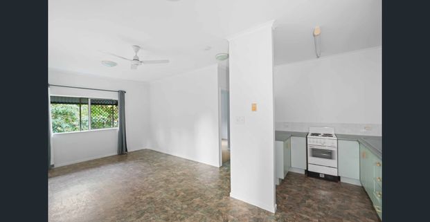 Freshly Painted, Air conditioned 1st Floor 1 Bedroom Apartment - Great Location, Quiet Complex - Photo 1