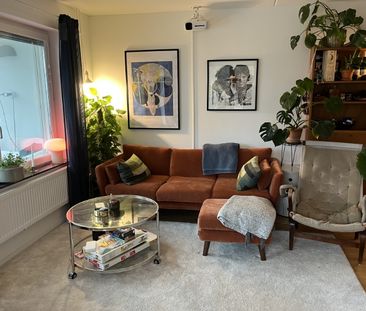 Mysig och välplanerad tvåa i Farsta – nära natur och kommunikationer! - Photo 2