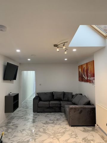 5 bedroom apartment to rent - Photo 2