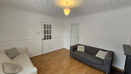 1 bedroom in a house share to rent - Photo 2