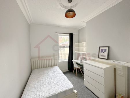 8 Bedroom Mid Terraced House - Photo 2