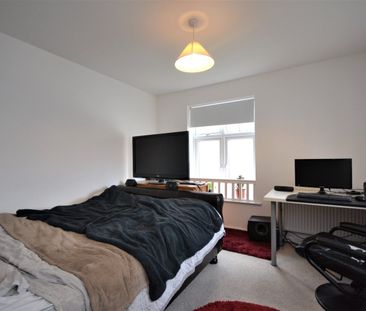 Flat to rent - Mackintosh Street, Bromley, BR2 - Photo 3