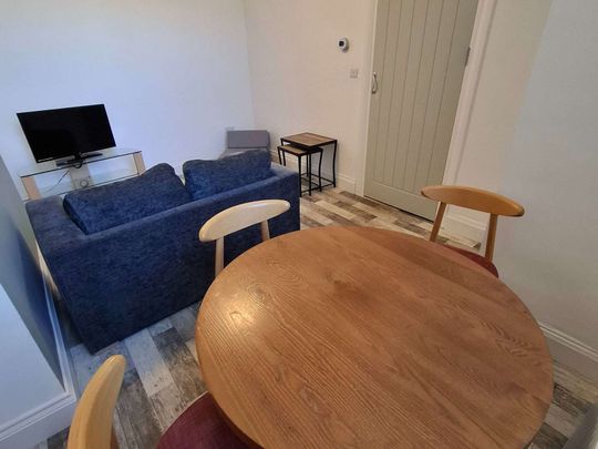 Modern and tastefully designed shared house, close to town Room 1 - Photo 1