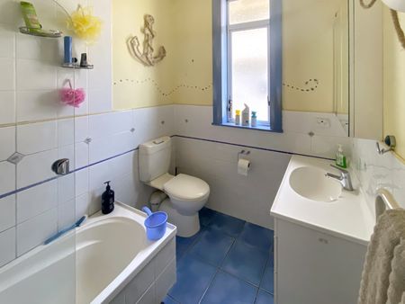 Spacious 3-Bedroom Home with Sea Views & Ample Parking - Photo 5