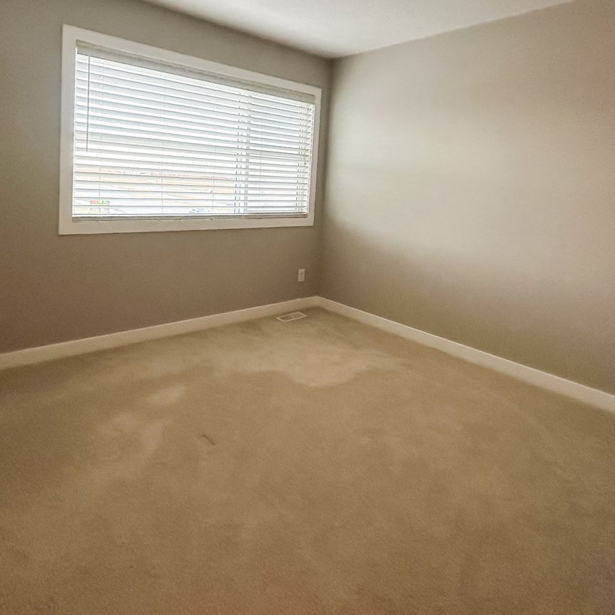 Rest Of January Rent Free. 3 Bed Townhouse In Skyview With Double Garage - Photo 1