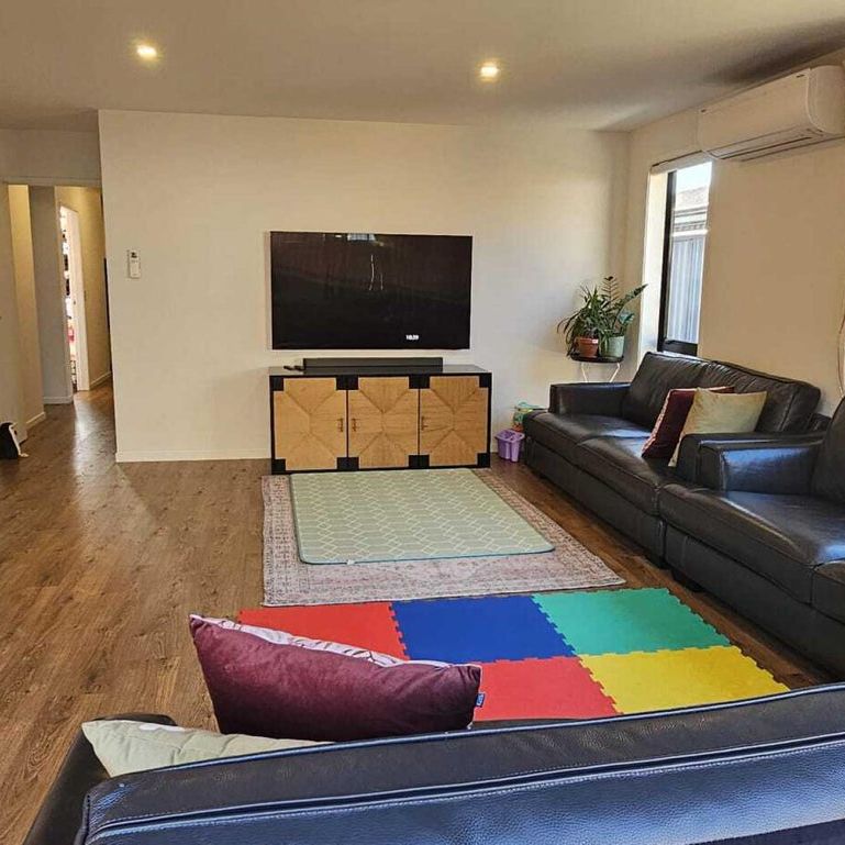 Beatifully designed Hanley's home - Photo 1