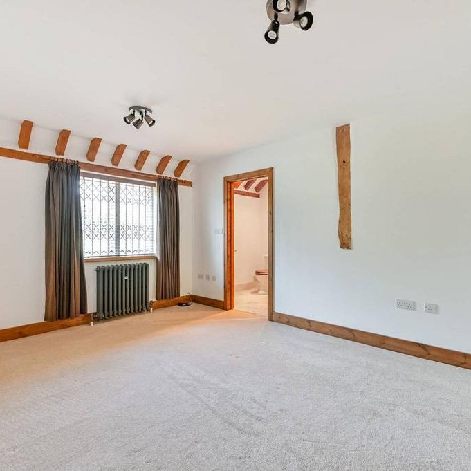 6 bedroom barn conversion to rent - Photo 1