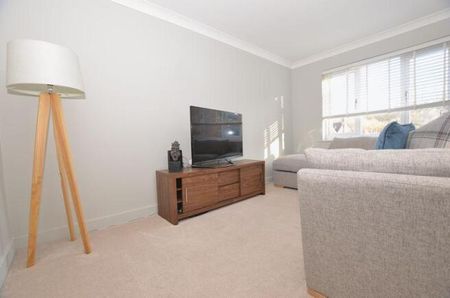 3 bedroom semi-detached house to rent - Photo 2