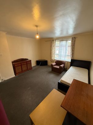 3 Bed Flat, Glenmore Parade, HA0 - Photo 1