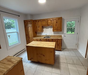 4 1/2 Avec Grand Cours Et Terrasse - Photo 2