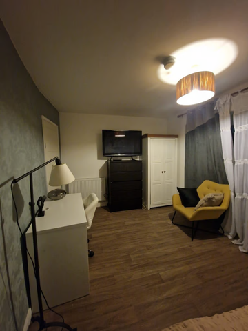 1 bedroom in a flat share to rent - Photo 3