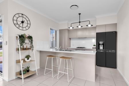 7 Pleasance Street, Box Hill NSW 2765 - House For Rent | Domain - Photo 2