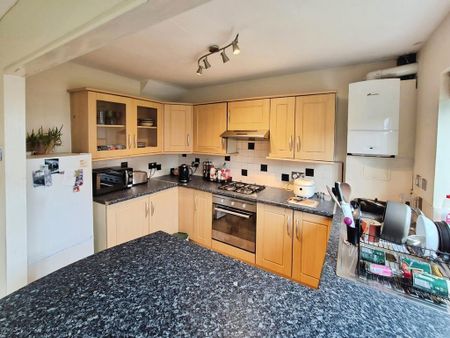 3 bedroom end of terrace house to rent - Photo 2