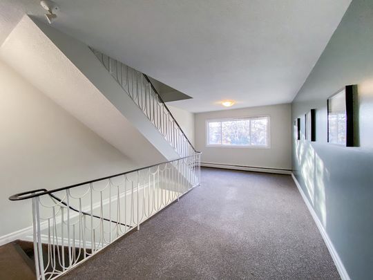 Crystal Court - Photo 1