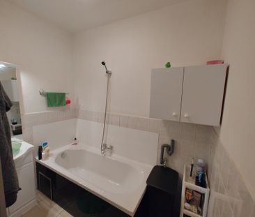 Appartement centraal gelegen nabij openbaar vervoer en E40. - Photo 2