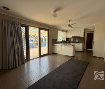 IMPRESSIVE FAMILY HOME IN PRIME LOCATION - Photo 3