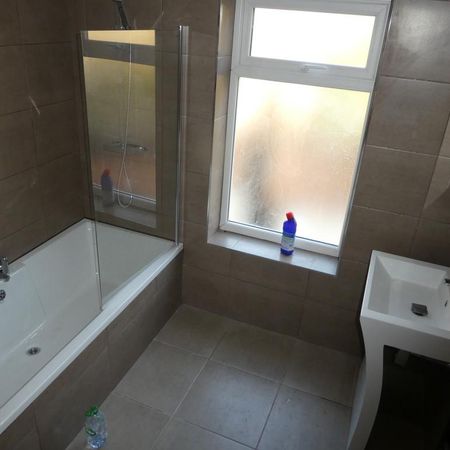 5 bedroom end of terrace house to rent - Photo 4