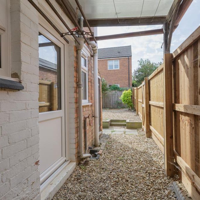 2 bedroom terraced house to rent - Photo 1