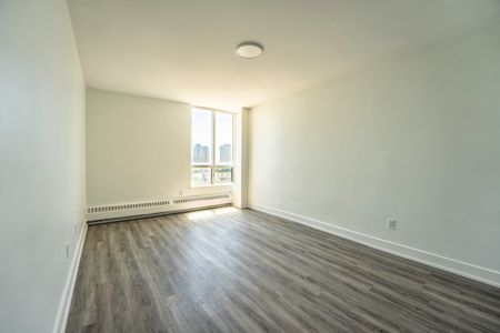 Large, Luxurious, Completely Renovated Large Three Bed Apartment in North York - Photo 4