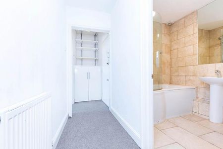Located off the high street a 1 bedroom property close to Arsenal Station - Photo 5