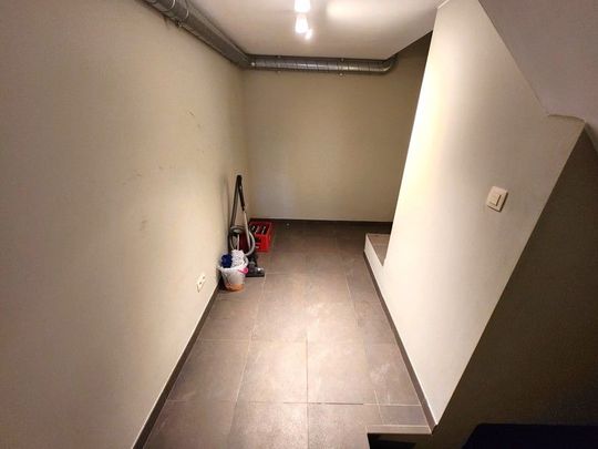 Verrassend ruime, gezellige woning met 3 slaapkamers in het centrum van Sint-Baafs-Vijve te huur! - Foto 1