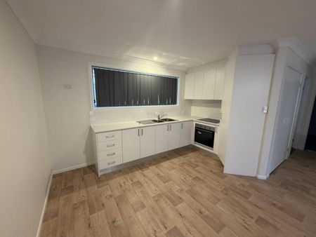 Spacious & Stylish Townhouse Living Close to Grafton CBD - Photo 5