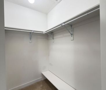 For Lease - 302 Clay Stones Street, Newmarket, Ontario - Photo 1