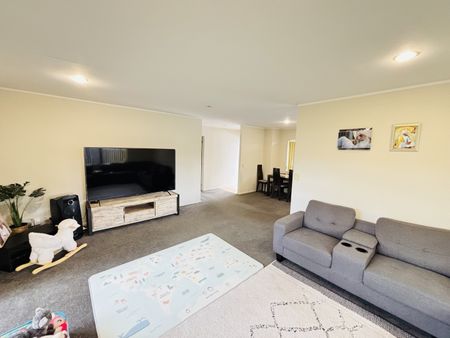 PAPAKURA, 3 BEDROOMS - Photo 2