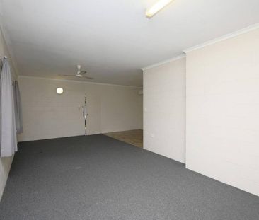 Low Maintenance Home - Solar - Central Location - Fully Fenced - Photo 4