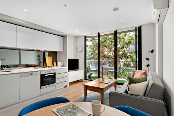 SPACIOUS FURNISHED ONE BEDROOM APARTMENT! - Photo 1