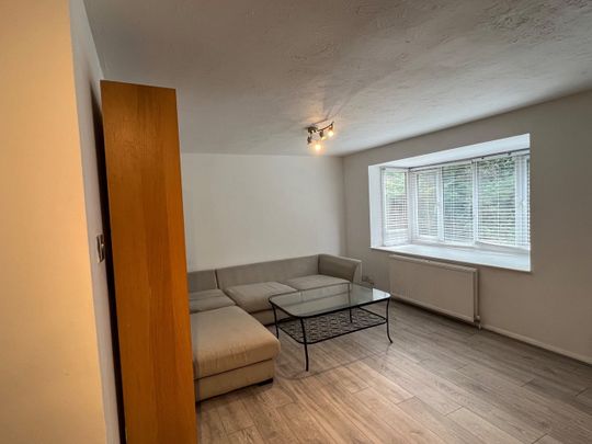 2 Bed Flat, Laburnum Close, N11 - Photo 1