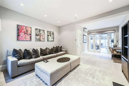 Well presented house with a very large decked terrace, moments from High Street Kensington - Photo 5