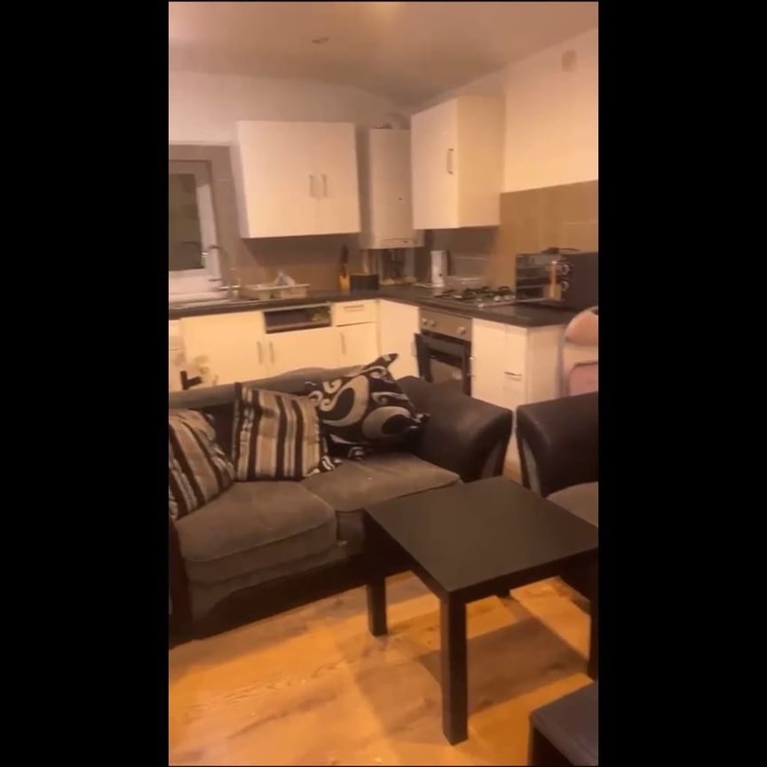 Room in a Shared House, Romford Road, E12 - Photo 1