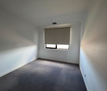 THREE BEDROOM TOWNHOUSE - Photo 5