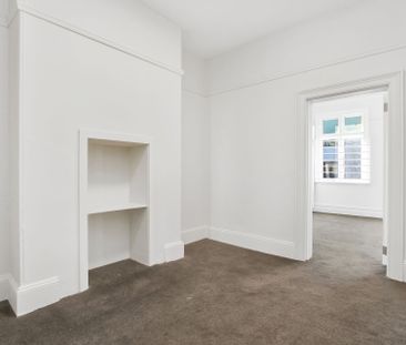 One Bedroom + Study Apartment In Central Location - Photo 2