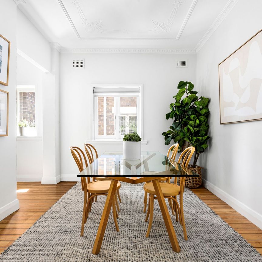 Spacious Three Bedroom Apartment in Art Deco Block - Photo 1