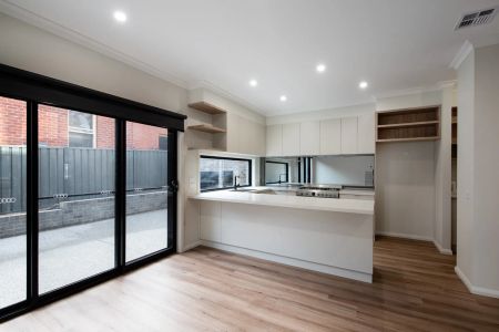 Stylish and Modern Family Home in Kennington - Photo 3