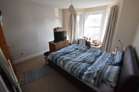 4 Bedroom House To Rent in Charminster - £2,200 pcm Tenancy Info - Photo 4