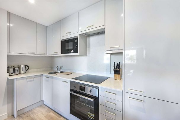 A truly impressive three bedroom two bathroom brand new 4th floor apartment benefitting from a day porter, lift service and luxury furnishings throughout. - Photo 1