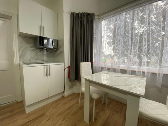 House share to rent in Whitchurch Lane, Edgware, HA8 - Photo 1