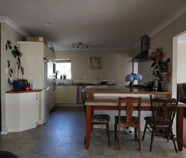 Charming 4BR House in Te Atatu - Photo 5