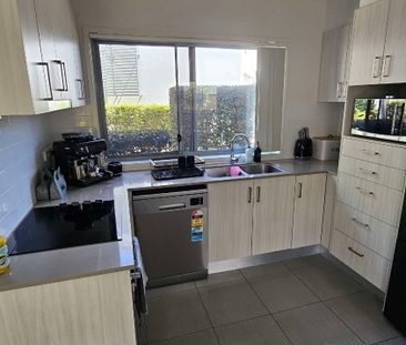 Helensvale - Photo 5